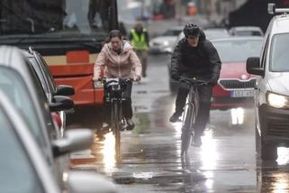 Chodci v pasti. Video stovek cyklistů ohrožujících lidi na přechodu vyvolalo pobouření